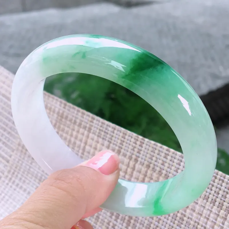 【正圈57-58,天然A货翡翠-莹润优雅,精美飘绿,质地细腻,颜色漂亮,正装玉手镯 ,尺寸圈口57.7/13.9/8.2 120283】图6