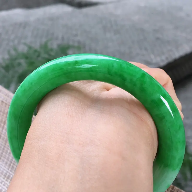 【圆条55-56,天然A货翡翠-老坑莹润,精美飘绿,高档精美,颜色漂亮,圆条玉手镯 完美无纹裂,尺寸圈口55.8/9.9/10.5 120284】图6