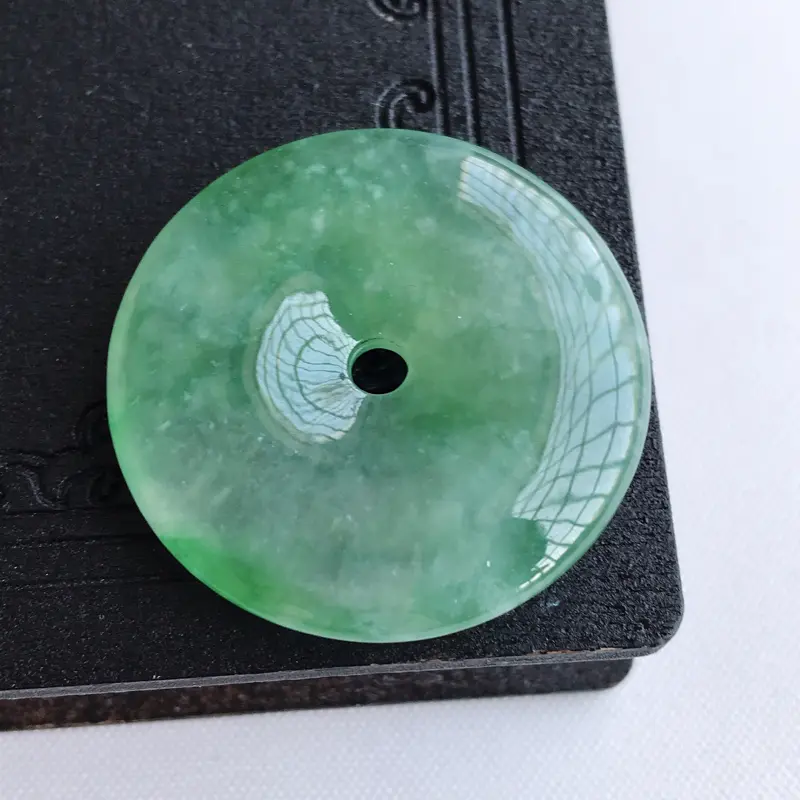 【天然翡翠A货冰糯种飘绿平安扣吊坠,尺寸: 31.6×6.0mm,水润通透,形体饱满,雕工精美,】图4