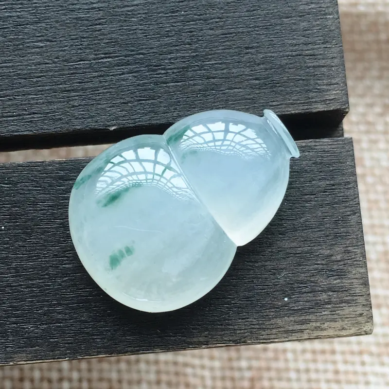 【自然光实拍,缅甸a货翡翠,冰种飘花葫芦,种好水润,玉质细腻,漂亮,品相佳,】图1
