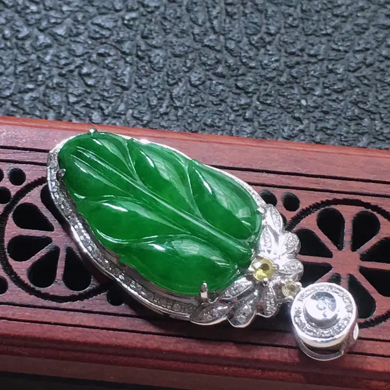 【缅甸翡翠18K金伴钻镶嵌满绿叶子吊坠,颜色好,玉质细腻,雕工精美,佩戴送礼佳品,包金尺寸: 32.7*14.6*5.9MM,裸石尺寸:20.2*11.9*4.4MM,重3.62克】图2