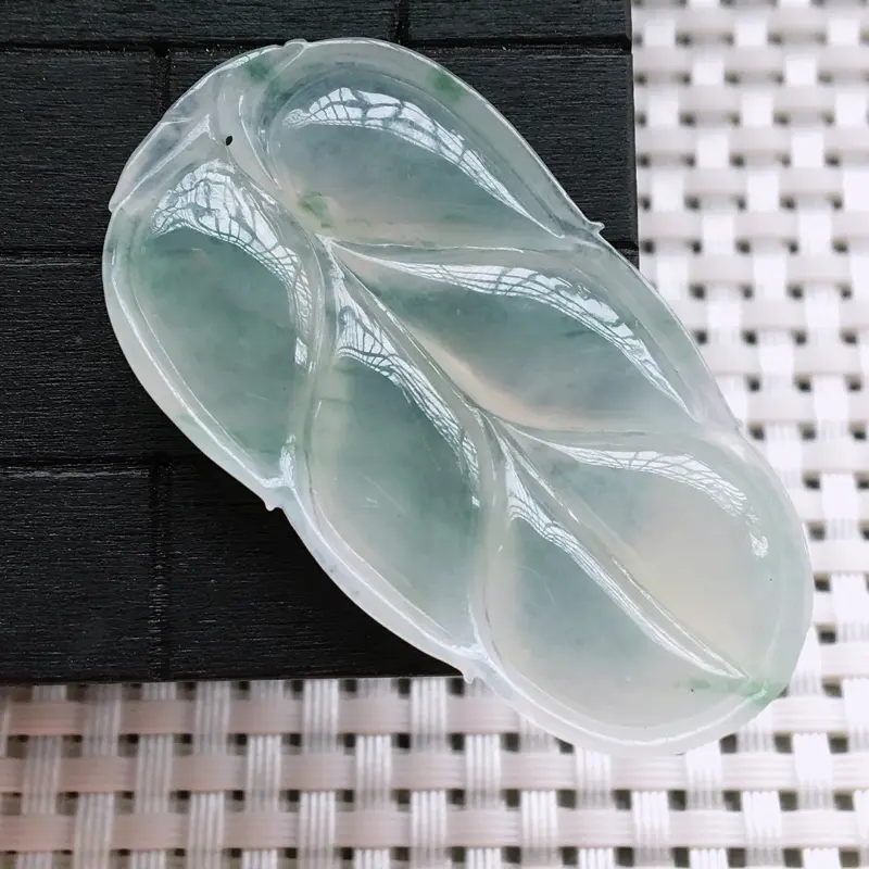【自然光实拍,缅甸a货翡翠,飘花叶子,种水好,玉质细腻,花色漂亮,形体好】图5