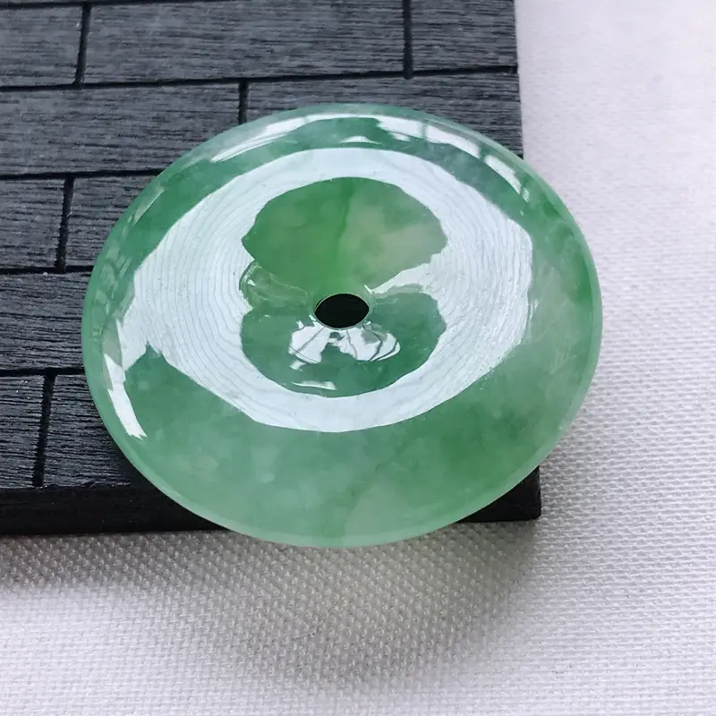 【翡翠A货冰糯种飘绿平安扣吊坠,玉质细腻,底色漂亮,上身高贵,尺寸31.6/6.1mm】图6