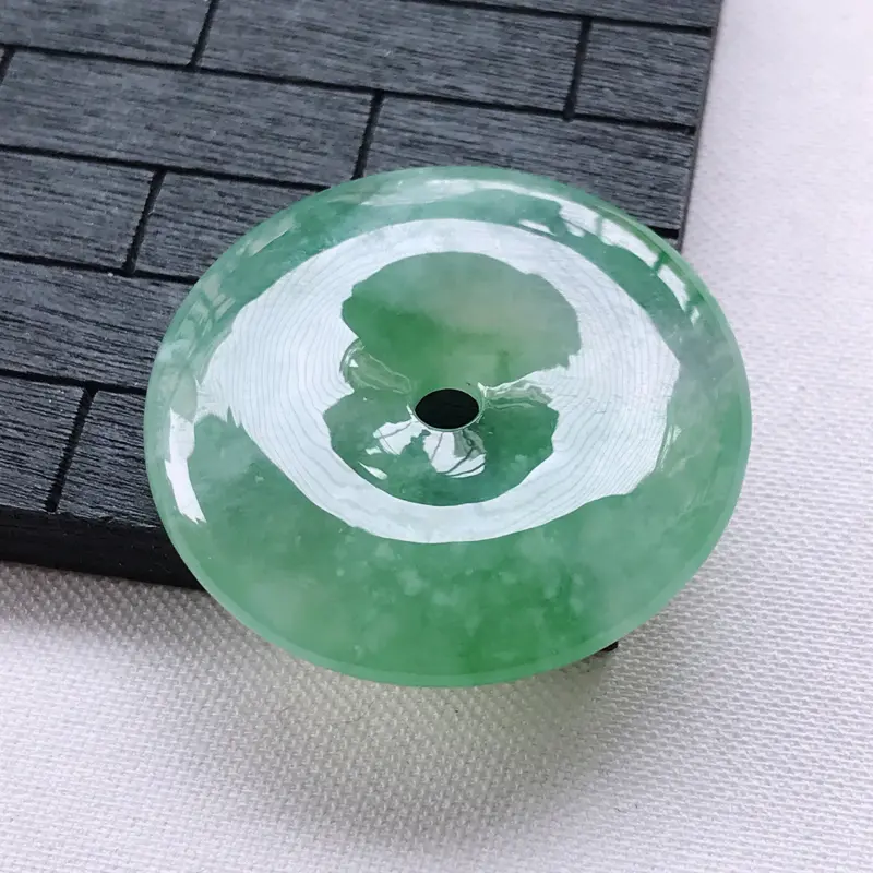 【翡翠A货冰糯种飘绿平安扣吊坠,玉质细腻,底色漂亮,上身高贵,尺寸31.6/6.1mm】图2