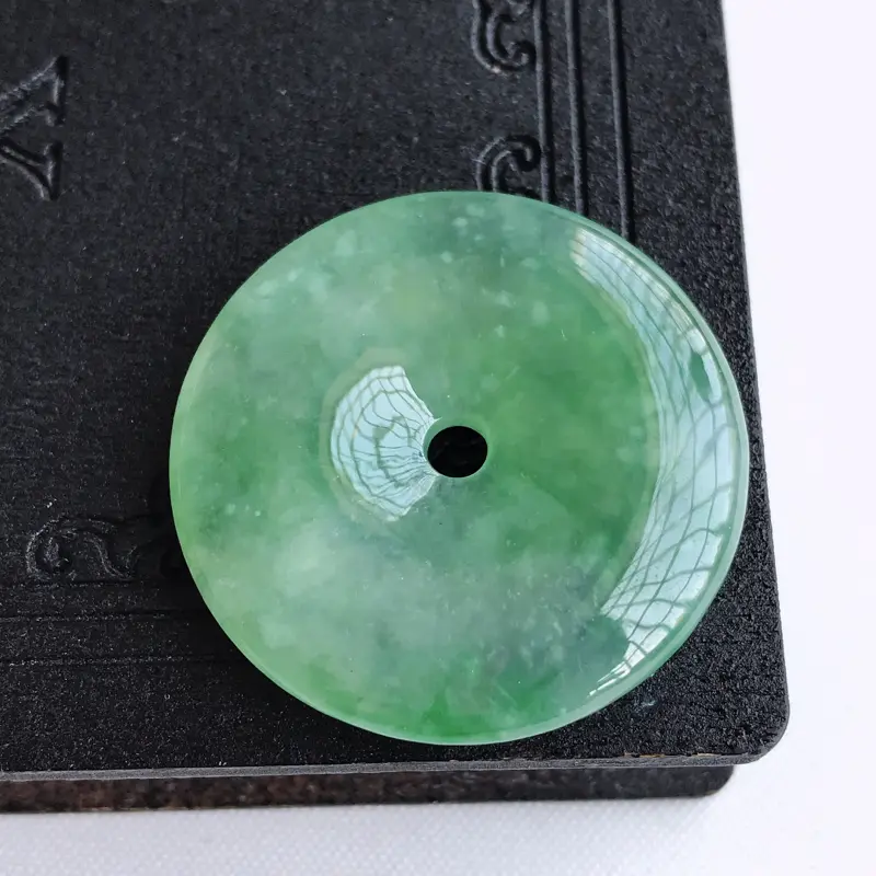 【天然翡翠A货冰糯种飘绿平安扣吊坠,尺寸: 31.6×6.0mm,水润通透,形体饱满,雕工精美,】图3