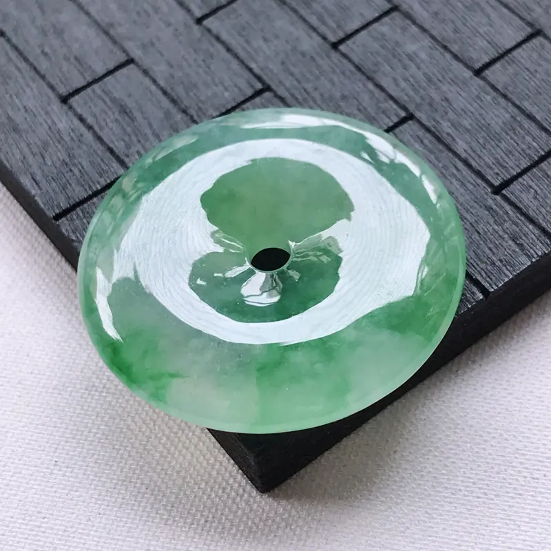 【翡翠A货冰糯种飘绿平安扣吊坠,玉质细腻,底色漂亮,上身高贵,尺寸31.6/6.1mm】图7