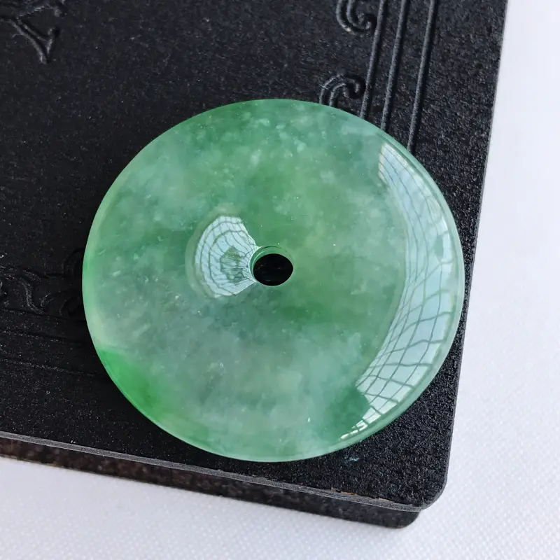【天然翡翠A货冰糯种飘绿平安扣吊坠,尺寸: 31.6×6.0mm,水润通透,形体饱满,雕工精美,】图6