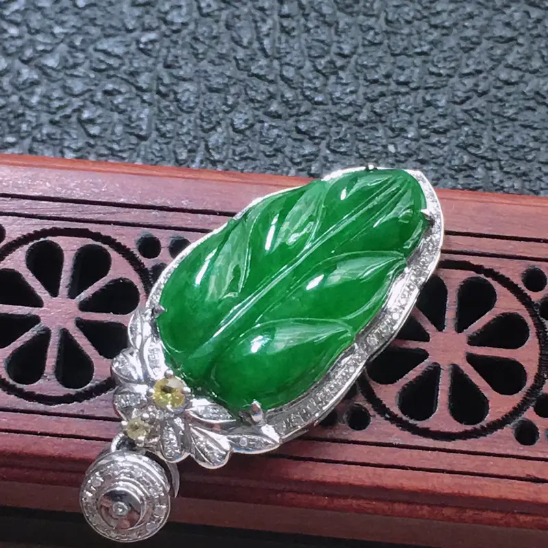 【缅甸翡翠18K金伴钻镶嵌满绿叶子吊坠,颜色好,玉质细腻,雕工精美,佩戴送礼佳品,包金尺寸: 32.7*14.6*5.9MM,裸石尺寸:20.2*11.9*4.4MM,重3.62克】图3