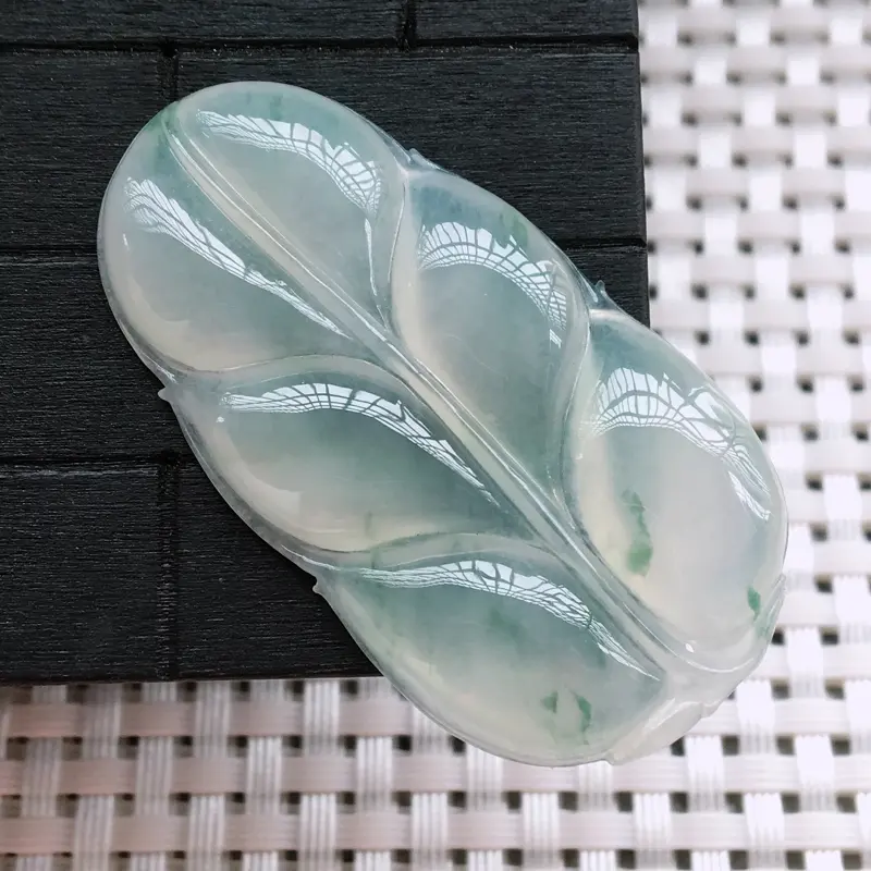 【自然光实拍,缅甸a货翡翠,飘花叶子,种水好,玉质细腻,花色漂亮,形体好】图3