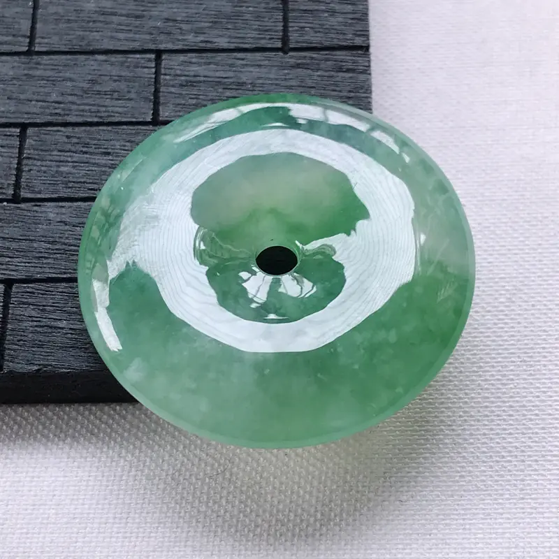 【翡翠A货冰糯种飘绿平安扣吊坠,玉质细腻,底色漂亮,上身高贵,尺寸31.6/6.1mm】图1