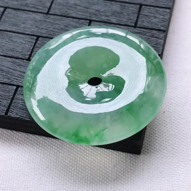 【翡翠A货冰糯种飘绿平安扣吊坠,玉质细腻,底色漂亮,上身高贵,尺寸31.6/6.1mm】图8