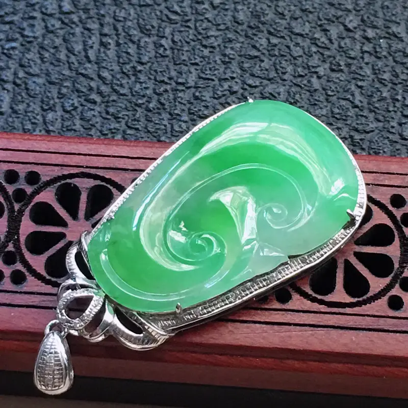 【缅甸翡翠18K金伴钻镶嵌浅绿如意吊坠,颜色好,玉质细腻,雕工精美,佩戴送礼佳品,包金尺寸: 39.9*19.3*5.1MM,裸石尺寸:27.8*17.2*3.1MM,重4.71克】图3
