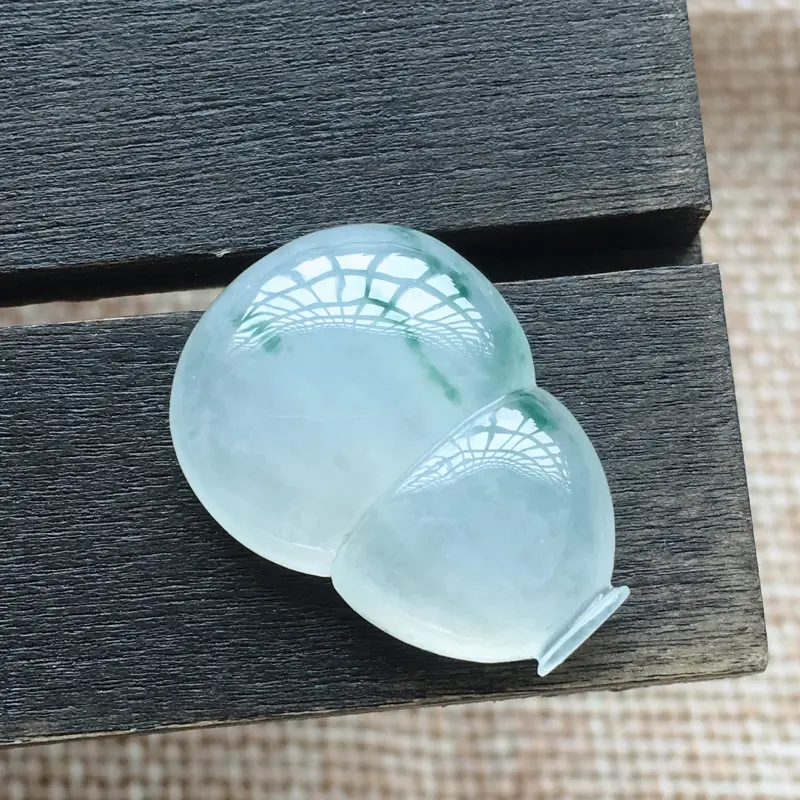 【自然光实拍,缅甸a货翡翠,冰种飘花葫芦,种好水润,玉质细腻,漂亮,品相佳,】图2