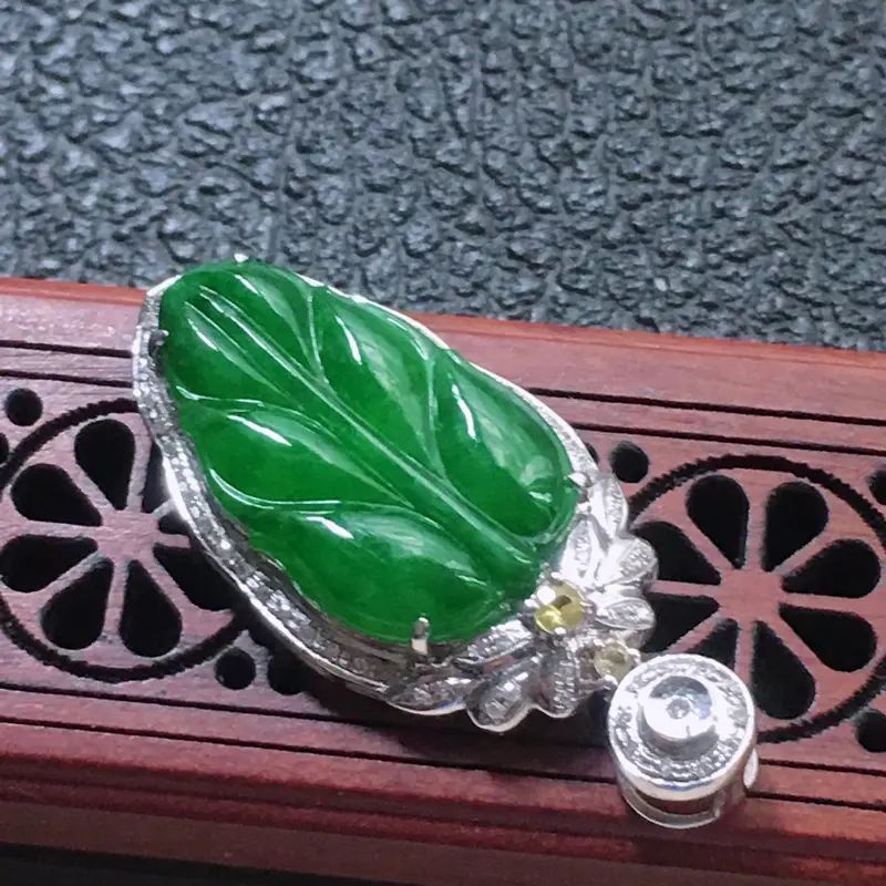 【缅甸翡翠18K金伴钻镶嵌满绿叶子吊坠,颜色好,玉质细腻,雕工精美,佩戴送礼佳品,包金尺寸: 32.7*14.6*5.9MM,裸石尺寸:20.2*11.9*4.4MM,重3.62克】图6