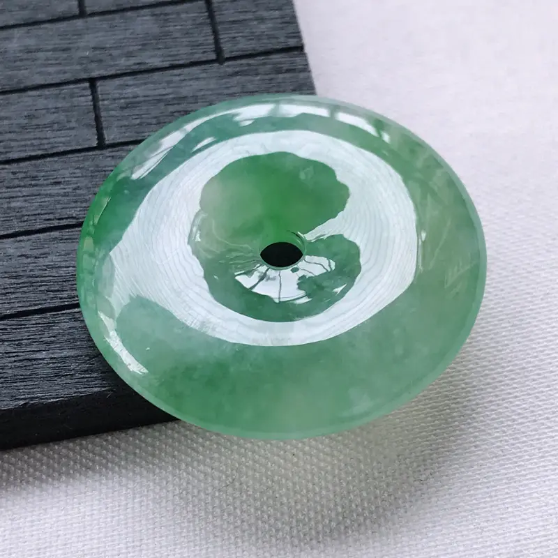 【翡翠A货冰糯种飘绿平安扣吊坠,玉质细腻,底色漂亮,上身高贵,尺寸31.6/6.1mm】图3