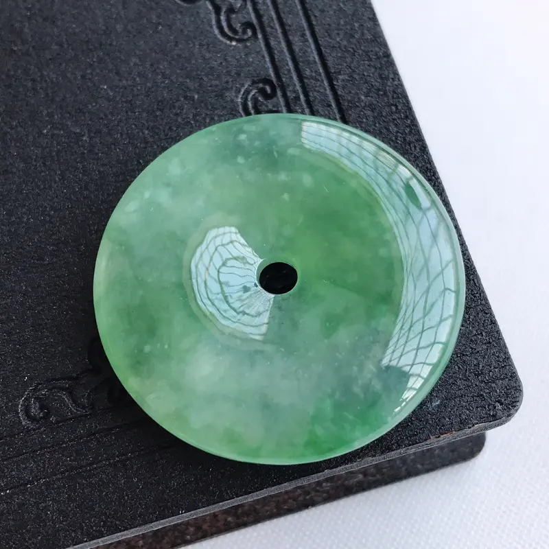 【天然翡翠A货冰糯种飘绿平安扣吊坠,尺寸: 31.6×6.0mm,水润通透,形体饱满,雕工精美,】图1