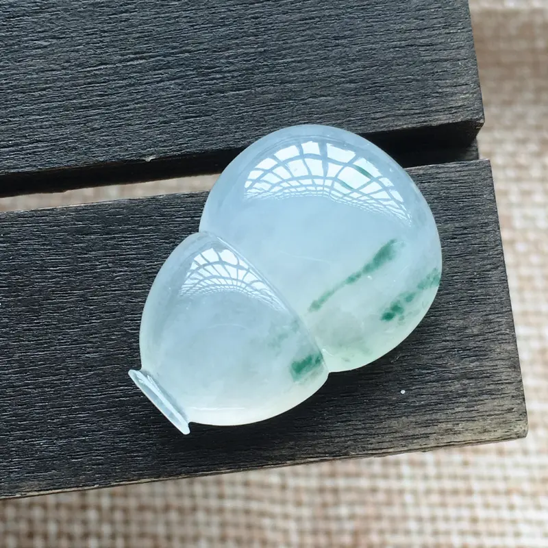 【自然光实拍,缅甸a货翡翠,冰种飘花葫芦,种好水润,玉质细腻,漂亮,品相佳,】图3
