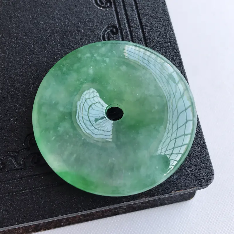 【天然翡翠A货冰糯种飘绿平安扣吊坠,尺寸: 31.6×6.0mm,水润通透,形体饱满,雕工精美,】图5