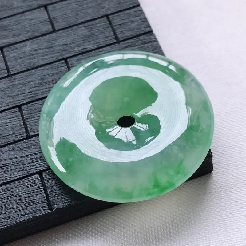 【翡翠A货冰糯种飘绿平安扣吊坠,玉质细腻,底色漂亮,上身高贵,尺寸31.6/6.1mm】图9