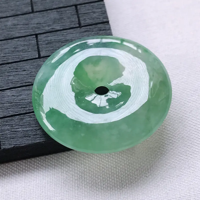 【翡翠A货冰糯种飘绿平安扣吊坠,玉质细腻,底色漂亮,上身高贵,尺寸31.6/6.1mm】图5