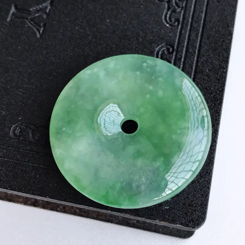 【天然翡翠A货冰糯种飘绿平安扣吊坠,尺寸: 31.6×6.0mm,水润通透,形体饱满,雕工精美,】图2