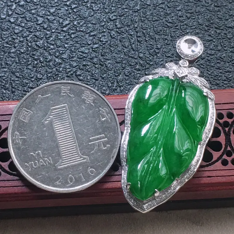 【缅甸翡翠18K金伴钻镶嵌满绿叶子吊坠,颜色好,玉质细腻,雕工精美,佩戴送礼佳品,包金尺寸: 42.2*20.1*7.3MM,裸石尺寸:28.4*16.8*5.2MM,重6.70克】图8