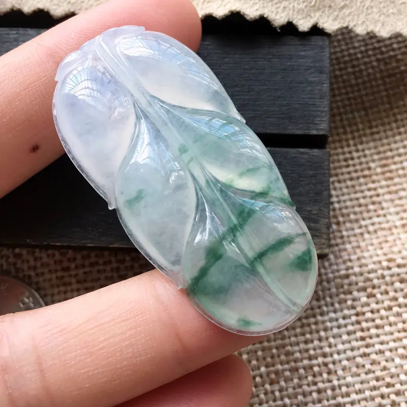【自然光实拍,缅甸a货翡翠,冰糯种飘花叶子,种好水润,玉质细腻,漂亮,品相佳,有孔可直接佩戴。】图6