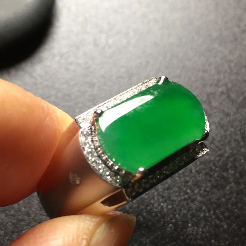 【阳绿马鞍翡翠💍,种好色辣,水润饱满,性价比高,裸石尺寸:13.5*7.9*3整体尺寸:18.4*11.5*6】图1