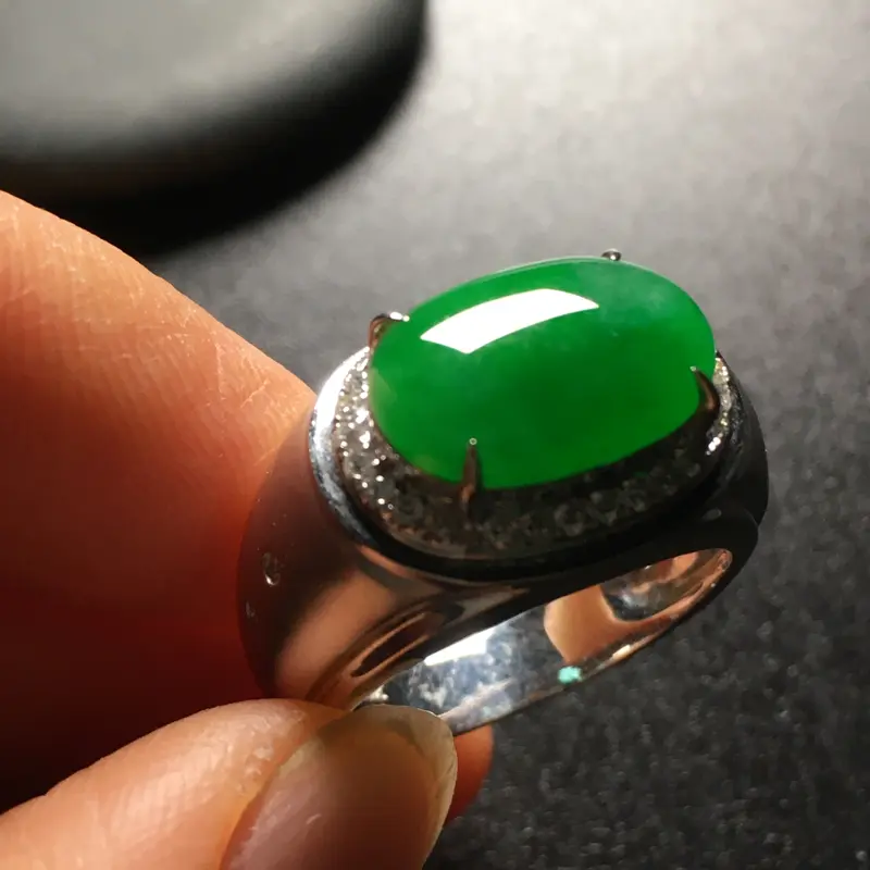 【阳绿马鞍翡翠💍,种好色辣,水润饱满,性价比高,裸石尺寸:13.8*9.2*3.3整体尺寸:18.9*13.2*9.4】图3