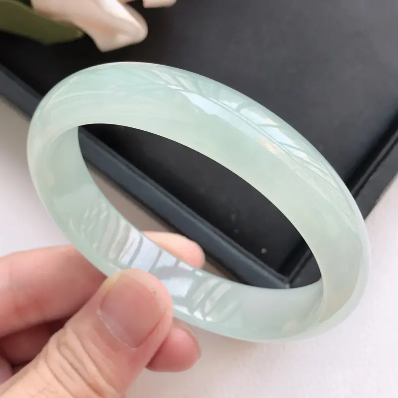 【自然光拍摄 圈口59mm 冰糯种冰底贵妃手镯C120 玉质细腻水润,条形大方,高贵优雅,端庄大气,正圈57圈口可戴
温馨提示:避免手镯圈口佩戴不合适,可以先咨询客服,询问测量圈口方法】图6