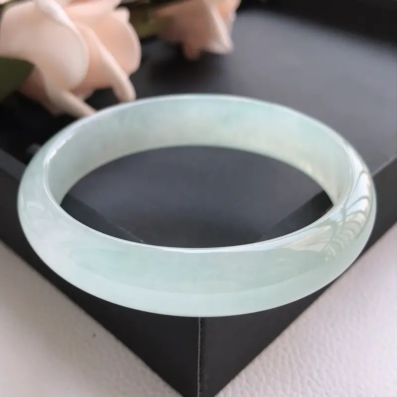 【自然光拍摄 圈口59mm 冰糯种冰底贵妃手镯C120 玉质细腻水润,条形大方,高贵优雅,端庄大气,正圈57圈口可戴
温馨提示:避免手镯圈口佩戴不合适,可以先咨询客服,询问测量圈口方法】图1