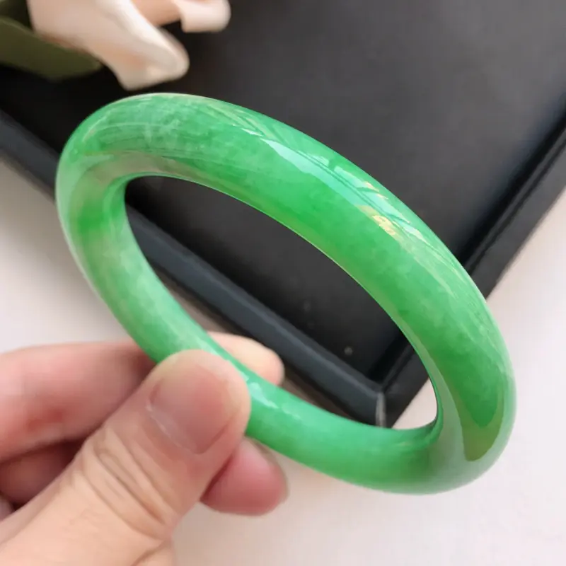 【自然光拍摄 圈口54.4mm 糯种满绿圆条手镯C120 玉质细腻水润,条形大方,高贵优雅,端庄大气
温馨提示:避免手镯圈口佩戴不合适,可以先咨询客服,询问测量圈口方法】图2