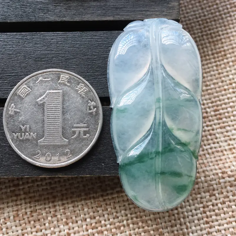 【自然光实拍,缅甸a货翡翠,冰糯种飘花叶子,种好水润,玉质细腻,漂亮,品相佳,有孔可直接佩戴。】图5