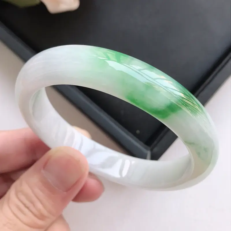 【自然光拍摄 圈口54.5mm 细糯种飘阳绿贵妃手镯C162 玉质细腻水润,条形大方,高贵优雅,端庄大气,正圈52圈口可戴
温馨提示:避免手镯圈口佩戴不合适,可以先咨询客服,询问测量圈口方法】图5