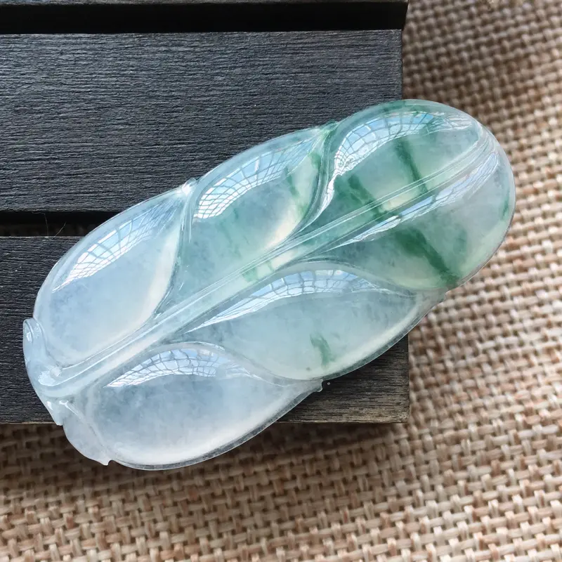 【自然光实拍,缅甸a货翡翠,冰糯种飘花叶子,种好水润,玉质细腻,漂亮,品相佳,有孔可直接佩戴。】图3