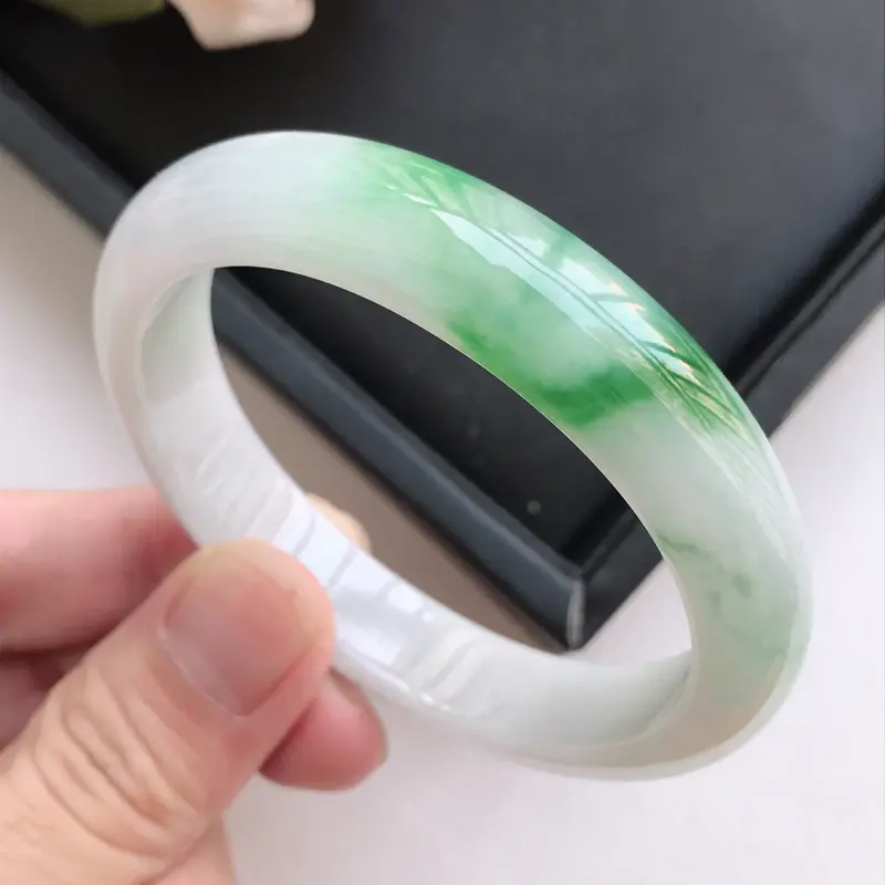 【自然光拍摄 圈口54.5mm 细糯种飘阳绿贵妃手镯C162 玉质细腻水润,条形大方,高贵优雅,端庄大气,正圈52圈口可戴
温馨提示:避免手镯圈口佩戴不合适,可以先咨询客服,询问测量圈口方法】图4