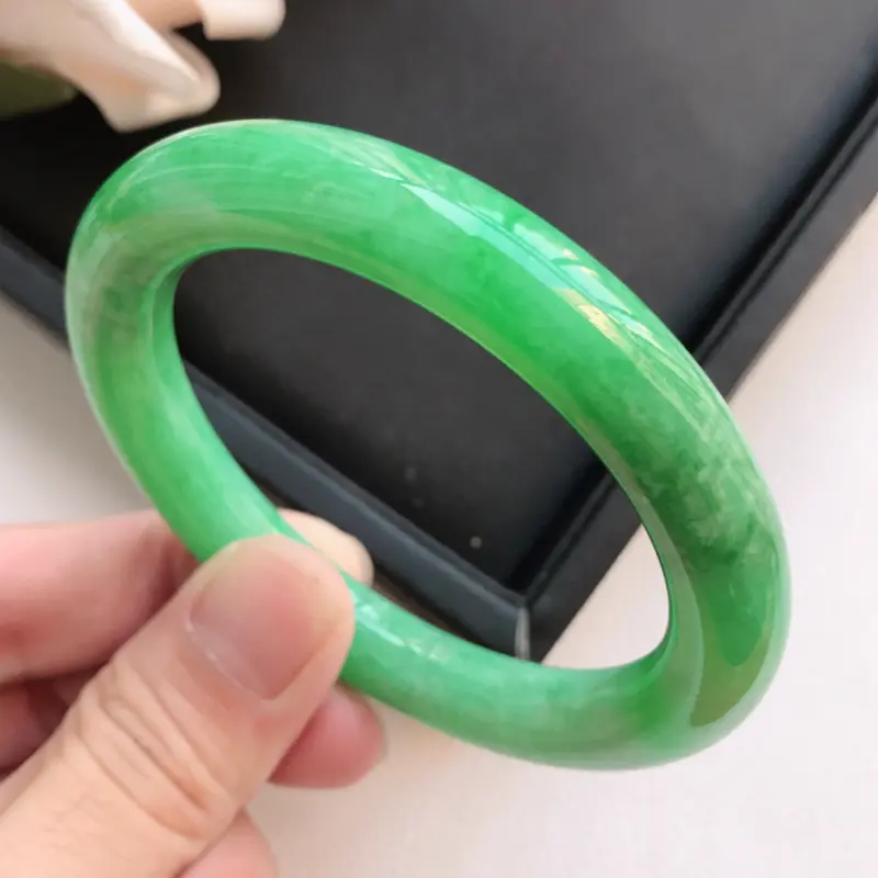 【自然光拍摄 圈口54.4mm 糯种满绿圆条手镯C120 玉质细腻水润,条形大方,高贵优雅,端庄大气
温馨提示:避免手镯圈口佩戴不合适,可以先咨询客服,询问测量圈口方法】图4