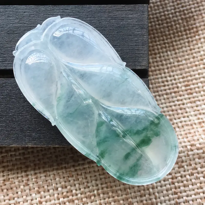 【自然光实拍,缅甸a货翡翠,冰糯种飘花叶子,种好水润,玉质细腻,漂亮,品相佳,有孔可直接佩戴。】图4