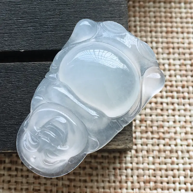 【自然光实拍,缅甸a货翡翠,冰种佛公,种好水润,饱满,玉质细腻,漂亮,品相佳,有孔可直接佩戴,】图4