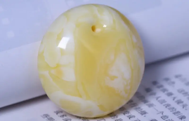 【纯天然原矿梦幻意境飘瓷白妖花蜜蜡公主扣
全品无杂无裂,无任何瑕疵,纹路妖孽,罕见孤品妖孽纹,见到就是缘分,色泽油润,意境超美,佩戴尊贵不凡,彰显气度!送人或者自留都是非常完美的选择。适合收藏! 尺寸44*20.7mm克重24.1克】图5