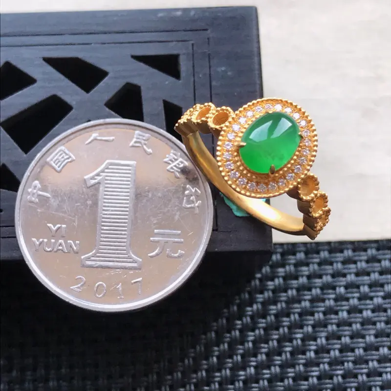 【l天然翡翠A货18K金镶嵌伴钻糯化种满绿精美蛋面戒指,内径尺寸18mm,裸石尺寸7.2-5.6-3mm,玉质细腻,种水好 胶感十足,底色漂亮,上身效果漂亮】图6