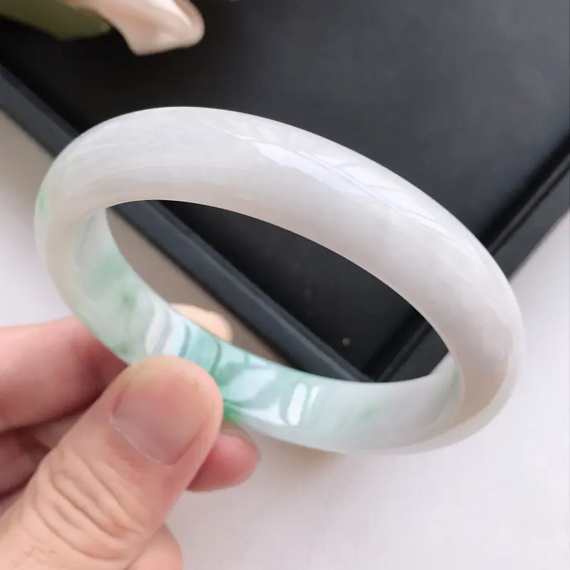 【自然光拍摄 圈口54.5mm 细糯种飘阳绿贵妃手镯C162 玉质细腻水润,条形大方,高贵优雅,端庄大气,正圈52圈口可戴
温馨提示:避免手镯圈口佩戴不合适,可以先咨询客服,询问测量圈口方法】图7