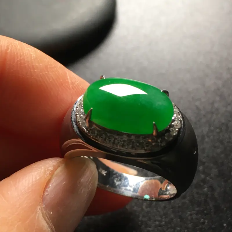 【阳绿马鞍翡翠💍,种好色辣,水润饱满,性价比高,裸石尺寸:13.8*9.2*3.3整体尺寸:18.9*13.2*9.4】图4