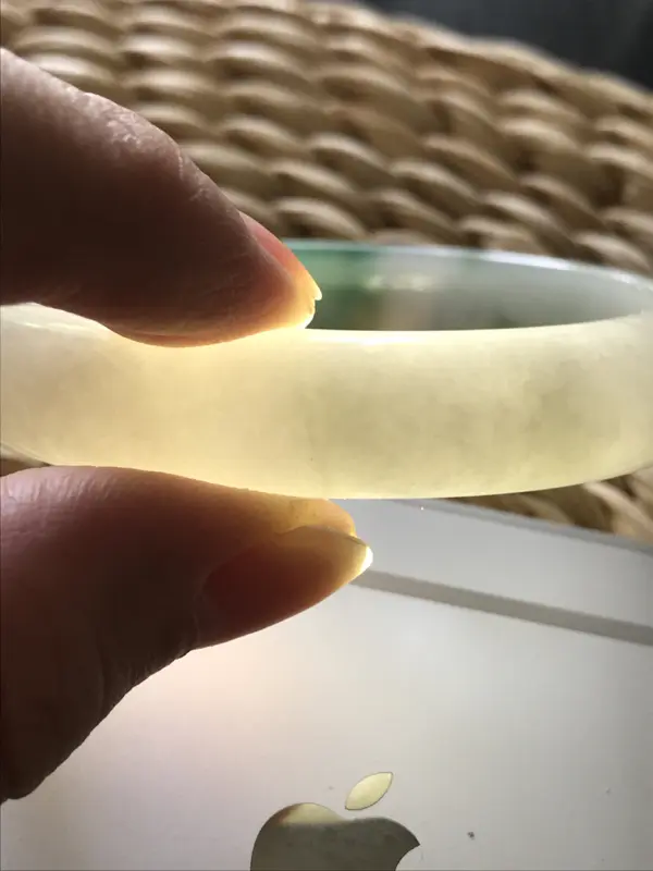 【自然光拍摄 圈口54.5mm 细糯种飘阳绿贵妃手镯C162 玉质细腻水润,条形大方,高贵优雅,端庄大气,正圈52圈口可戴
温馨提示:避免手镯圈口佩戴不合适,可以先咨询客服,询问测量圈口方法】图9