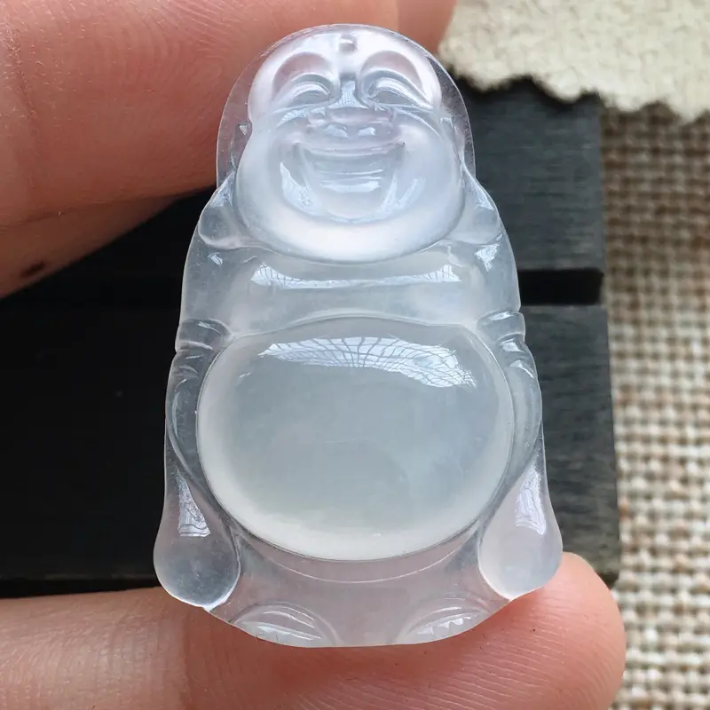 【自然光实拍,缅甸a货翡翠,冰种佛公,种好水润,饱满,玉质细腻,漂亮,品相佳,有孔可直接佩戴,】图7