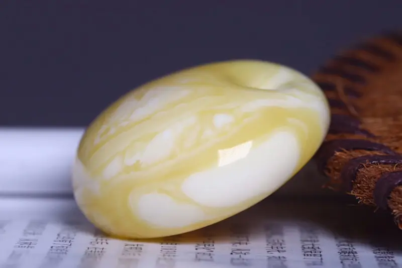 【纯天然原矿梦幻意境飘瓷白妖花蜜蜡公主扣
全品无杂无裂,无任何瑕疵,纹路妖孽,罕见孤品妖孽纹,见到就是缘分,色泽油润,意境超美,佩戴尊贵不凡,彰显气度!送人或者自留都是非常完美的选择。适合收藏! 尺寸44*20.7mm克重24.1克】图3
