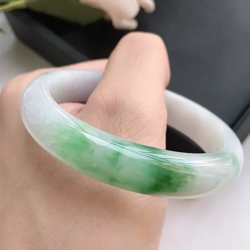 【自然光拍摄 圈口54.5mm 细糯种飘阳绿贵妃手镯C162 玉质细腻水润,条形大方,高贵优雅,端庄大气,正圈52圈口可戴
温馨提示:避免手镯圈口佩戴不合适,可以先咨询客服,询问测量圈口方法】图8
