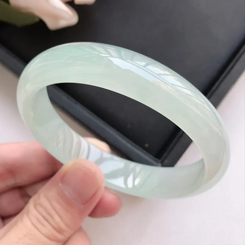 【自然光拍摄 圈口59mm 冰糯种冰底贵妃手镯C120 玉质细腻水润,条形大方,高贵优雅,端庄大气,正圈57圈口可戴
温馨提示:避免手镯圈口佩戴不合适,可以先咨询客服,询问测量圈口方法】图3