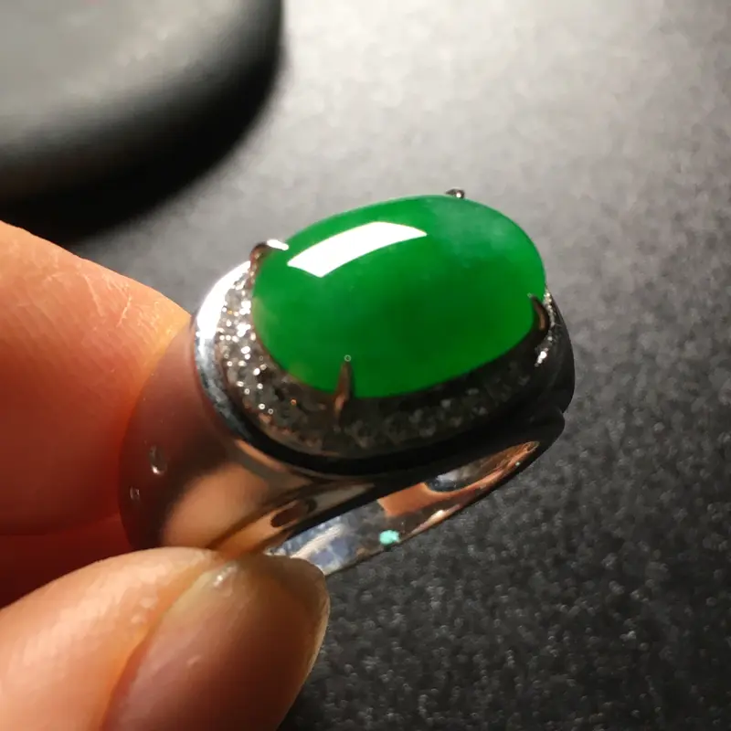 【阳绿马鞍翡翠💍,种好色辣,水润饱满,性价比高,裸石尺寸:13.8*9.2*3.3整体尺寸:18.9*13.2*9.4】图1
