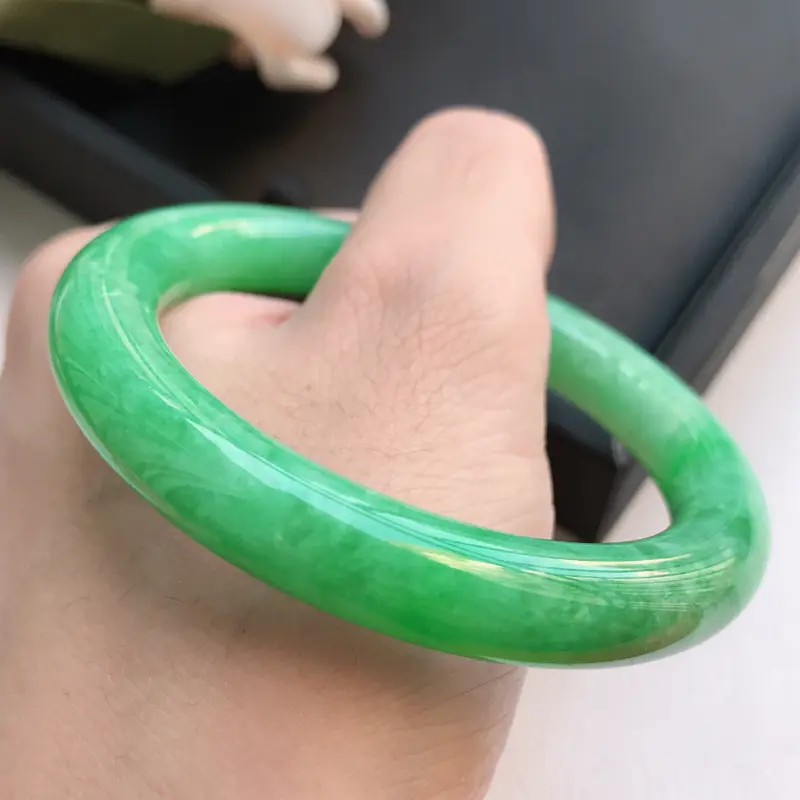 【自然光拍摄 圈口54.4mm 糯种满绿圆条手镯C120 玉质细腻水润,条形大方,高贵优雅,端庄大气
温馨提示:避免手镯圈口佩戴不合适,可以先咨询客服,询问测量圈口方法】图8